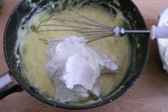 Vanillepudding und Quarkcreme mischen