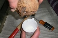 Kokoswasser auslaufen