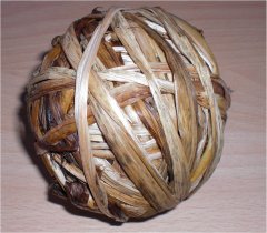 Ball aus Naturmaterial