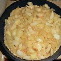 Äpfel auf Teig