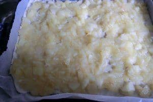 Backblech mit Teig und Äpfeln