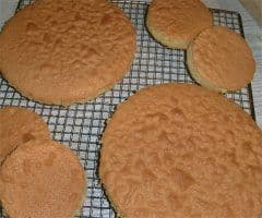 Nach dem Backen Bisquitböden ausstechen