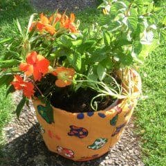 Artikelbild Blumenübertopf aus alten Klamotten