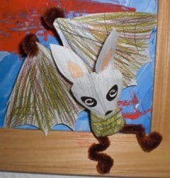 Fledermaus am Bilderrahmen