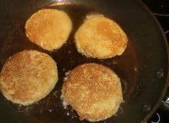 Kartoffelpuffer in der Pfanne