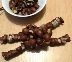 Kastanien kleben