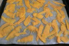 Kürbisschnipsel auf Backpapier