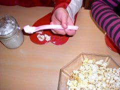 Popcornherz kleben
