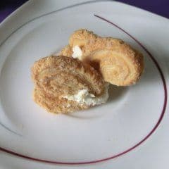 Artikelbild Schwan aus Keksen und Frischkäse stecken