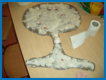 Pappbaum mit Toilettenpapier