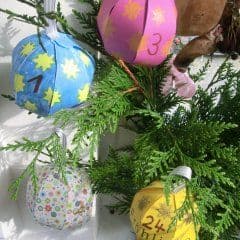 Artikelbild Weihnachtsbaum-kugeln aus Papier kleben und falten