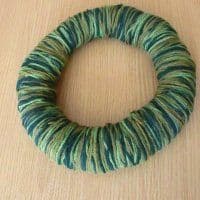 Kranz mit Wolle umwickelt