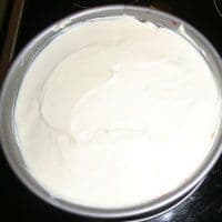 Käsecreme aufstreichen