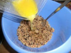 Butter in das Müsli geben