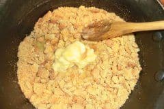 Spekulatius mit Butter vermengen