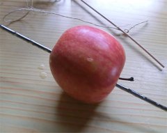 Apfel durchstechen