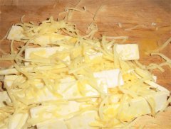 Blätterteig in Käse wälzen