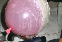 Ballon mit Gipsbinden umwickeln