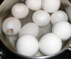 Eier auskochen