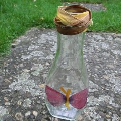 Schmetterlingsvase aus Blüten