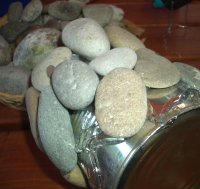 Büchse mit Steinen